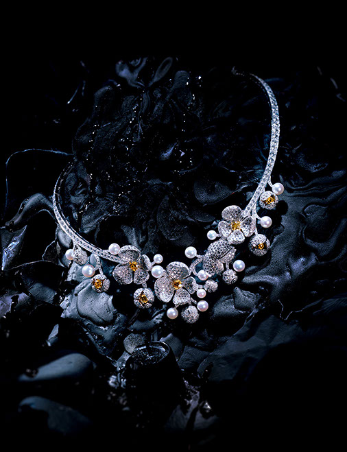 © MAI-LINH / CODE D'ACCES MAGAZINE / AD: Pierre Maunoury / Stylist: Charlotte Beaumont / Van Cleef & Arpels Joaillerie